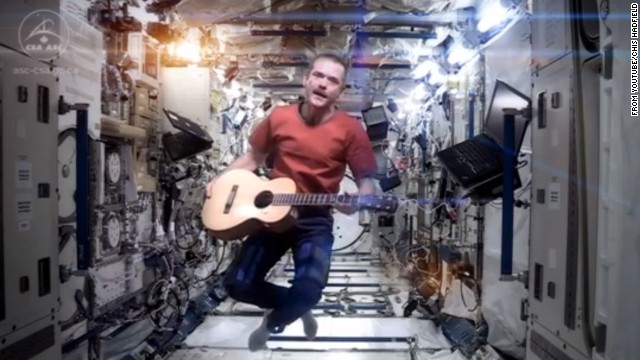 クリス・ハドフィールドさんが宇宙でデビッド・ボウイの曲を歌った＝YOUTUBEより