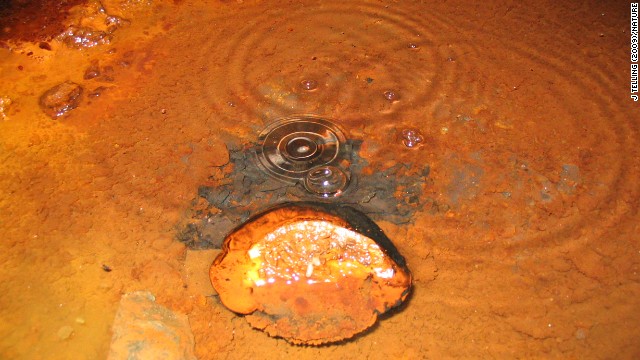 カナダの鉱山内の水にガスが出てくる様子＝J Telling (2009)/Nature提供