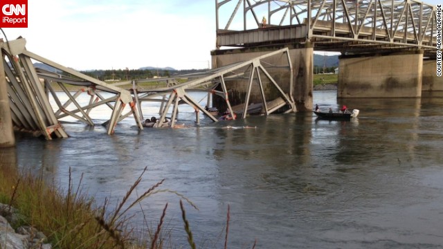 スカジット川にかかる橋が崩落した