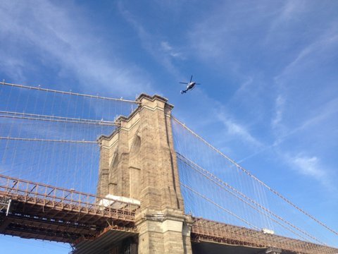 ブルックリン橋の上空を旋回するヘリコプター。不審車両が発見され、橋は一時通行止めとなった