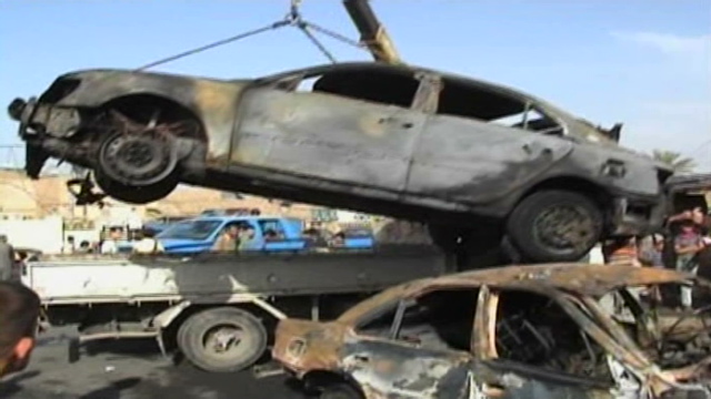爆弾テロに巻き込まれた車両。暴力行為による５月の死者は１０００人を超えた