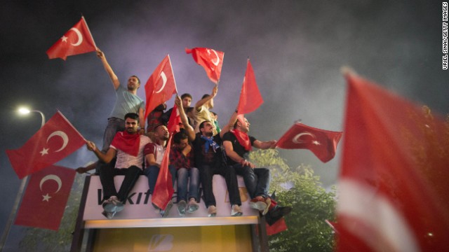 旗を振るエルドアン首相の支持者＝７日、イスタンブール