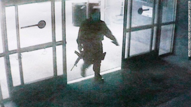 銃を持って大学の図書館に入る容疑者＝サンタモニカ警察提供