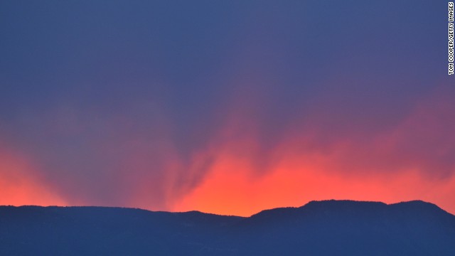 コロラド州の山火事が空を赤く染める