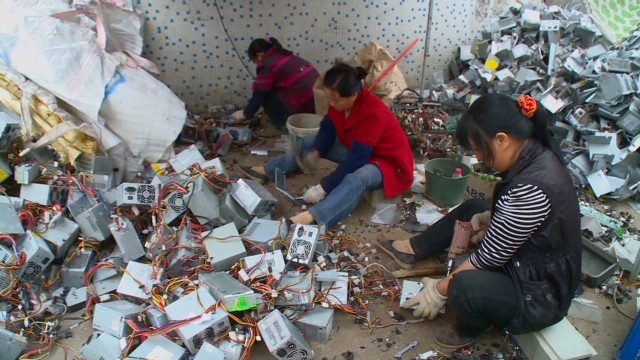 広東省貴嶼鎮は電子廃棄物の主要な集積場となっている