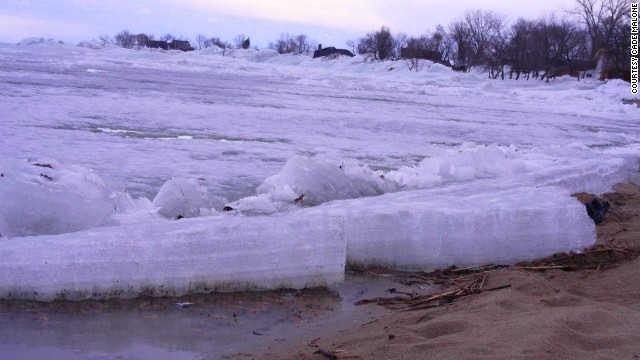 氷の津波が湖岸に押し寄せた＝CADE MALONE氏提供
