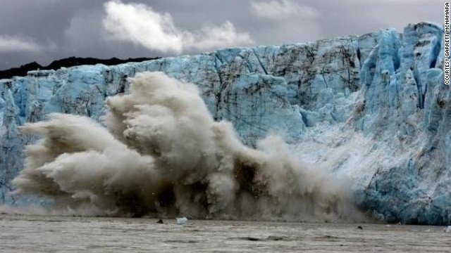 氷河から氷の塊が落ちる瞬間。手前の海上に浮かんでいるのがマクナマラさん＝同氏提供