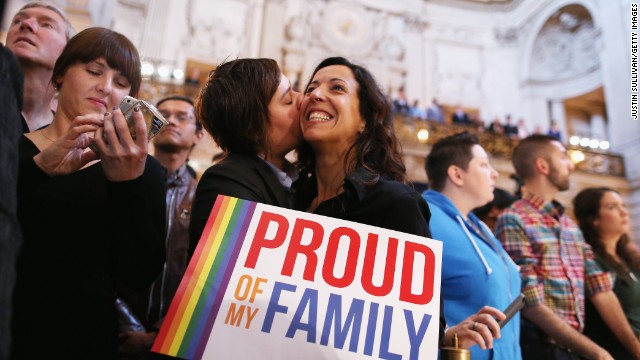 最高裁の判決を喜ぶ同性婚支持者ら