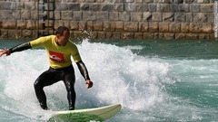 内陸国スイスでは川の波を利用してサーフィンの練習をする人も＝WWW.MADMATT.CHより
