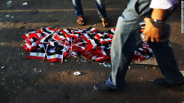道路にうち捨てられたエジプトの国旗。ムルシ氏支持派と反対派との衝突が続いている