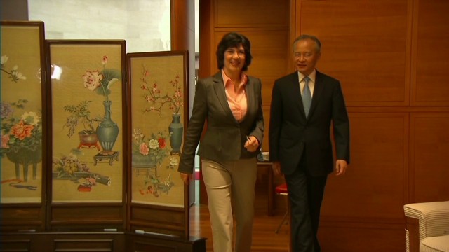 中国の崔天凱駐米大使（右）とアンカーのアマンプール
