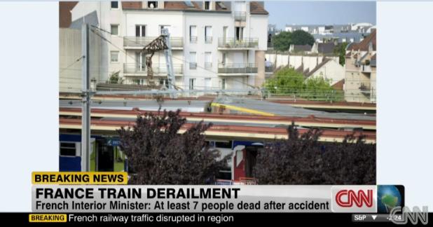 パリ郊外で列車事故