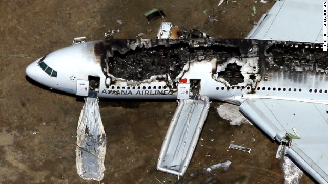 破損したアシアナ機。パイロット名に関する報道をめぐり、同社は法的措置も検討している