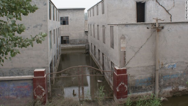 放棄された小学校の壁に走る大きなひび。地方政府は２００５年に住民約３０００人を近くの町に移住させた