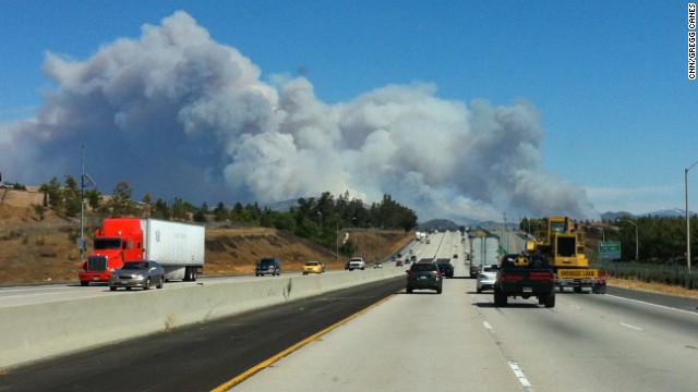 米カリフォルニア州南部で大規模な山火事が発生