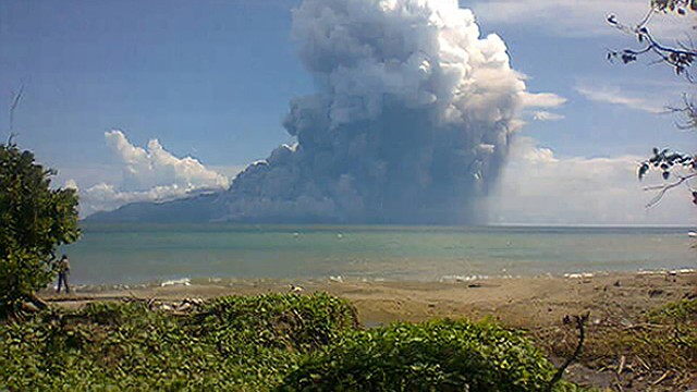 パルエ島のロカテンダ火山が噴火