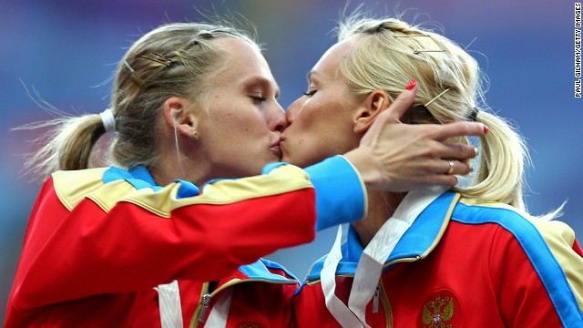 ロシアで同性愛規制法が物議を呼ぶ中、同国の女性選手同士が表彰台でキスをした