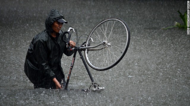 マニラ南東の都市マカティで自転車を押す男性