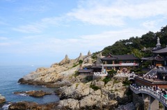 東龍宮寺は、韓国では珍しい海に面した寺の中でも最も美しい寺だ