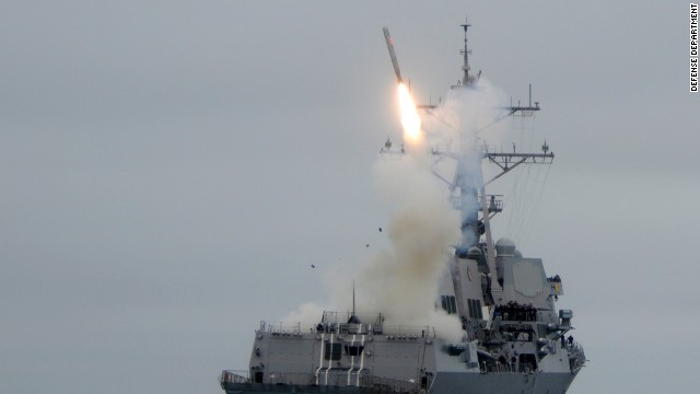 巡航ミサイル「トマホーク」を発射する米駆逐艦＝米国防総省提供