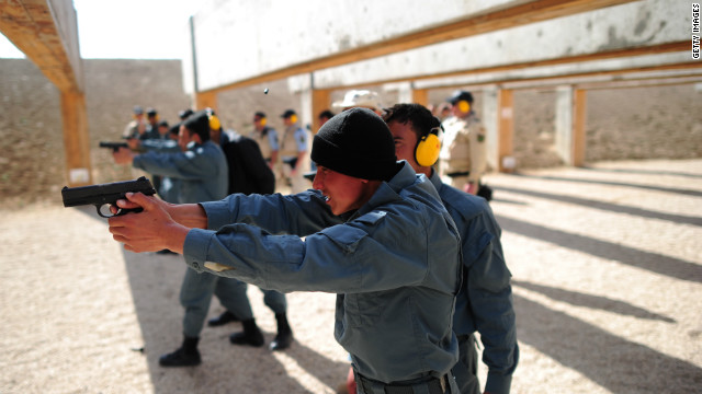 アフガニスタン警察の訓練生が銃の撃ち方を習う様子