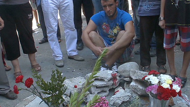 ハタイで死亡したデモ参加者の追悼に集まった人々