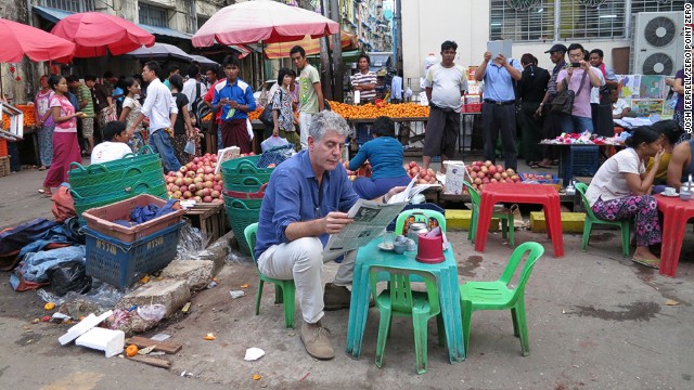ミャンマー・ヤンゴンのマーケットで新聞に目を通すアンソニー・ボーデイン