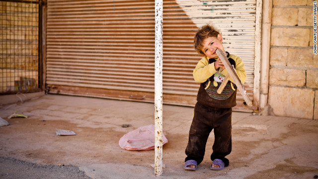 おもちゃの銃で遊ぶ男の子＝シリア西部ビンニシュ