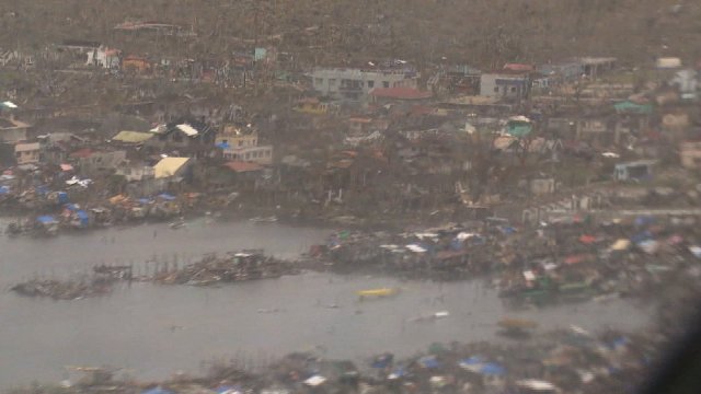 上空から見たサマール島の街ギワン。台風により大きな被害を受けた