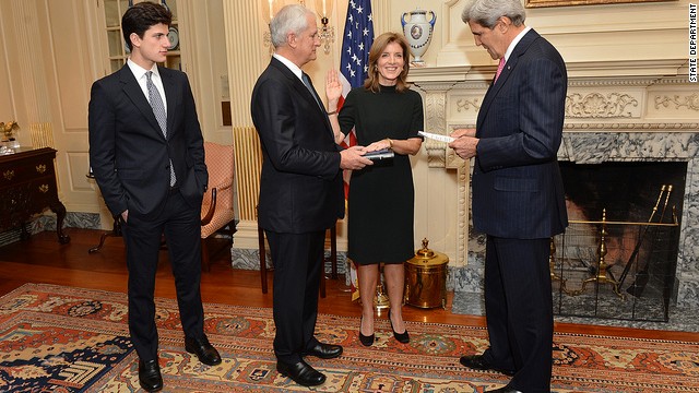 キャロライン・ケネディ氏（右から２番目）が国務省で駐日大使の宣誓就任式に臨んだ＝同省提供