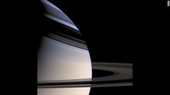 カッシーニは１９９７年に打ち上げられ、２００４年から土星の軌道を周回している