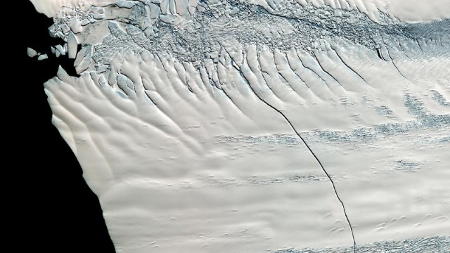 ＮＡＳＡは２０１１年１０月に氷河の裂け目を発見していた