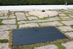 ワシントン郊外のアーリントン墓地にあるケネディ大統領の墓