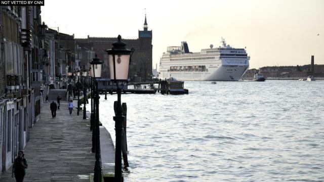 ベネチアを行く大型客船。来年から入港規制が始まる