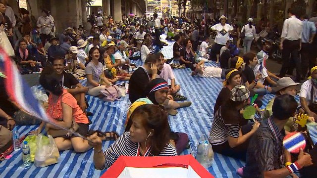タイの反政府デモの参加者。来年２月２日までに選挙を実施する方針が示された