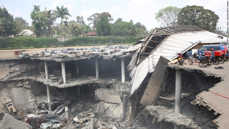 破壊された駐車場。モール襲撃では６０人以上の死者が出た＝Kenya Presidential Press Service提供