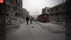 政府軍ヘリが反体制派地区を爆撃、８３人死亡　シリア