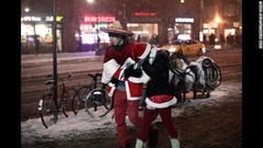 雪が降る中マンハッタンを歩くカップル