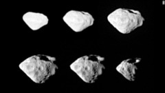 直径約５キロの小惑星シュテインスの表面にはクレーターが見える＝ESA提供