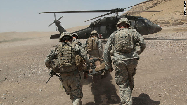 負傷した民間人の移送を行う米軍。昨年の死者数は約３０００人を記録した