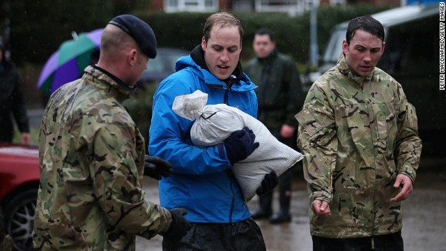 ロンドン西方の村で洪水被害の救援活動に参加するウィリアム王子