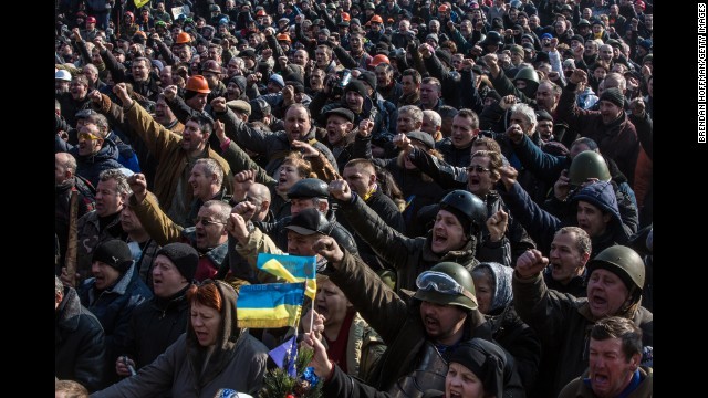 キエフに集まった反政権派の人々＝２１日