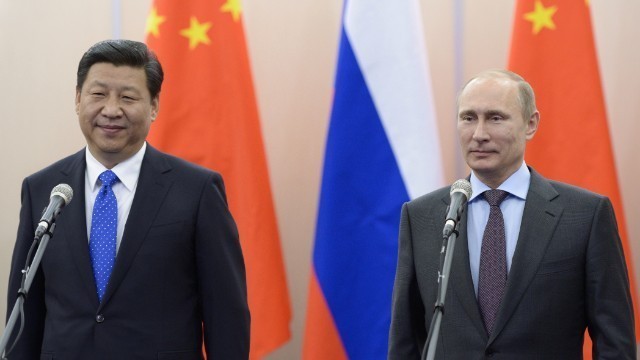 習近平国家主席（左）とプーチン大統領。両氏はウクライナ情勢を巡り電話会談を行った