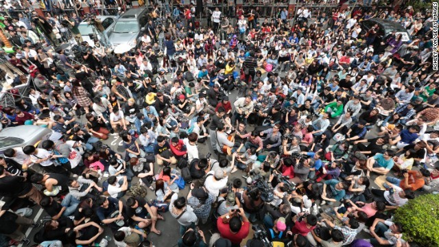 台湾の立法院前に集まった学生ら