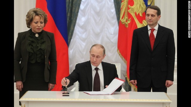 クリミア編入条約に署名するプーチン大統領