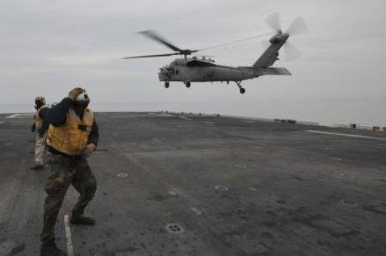 米海軍もヘリを出すなど捜索活動に協力している＝米海軍提供