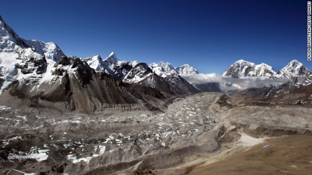 エベレストで発生した雪崩で１３人の死者が出ている