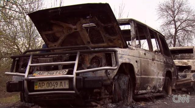 親ロシア派が押さえる町の付近で発生した銃撃戦で燃えた車両