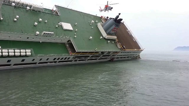 韓国沿岸警備隊が公開した救助作業時の映像
