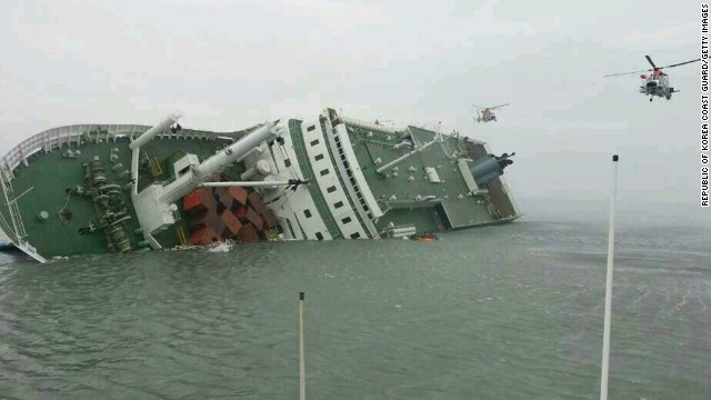沈没時のセウォル号。新たに５人の遺体が見つかり死者数は２８１人になった